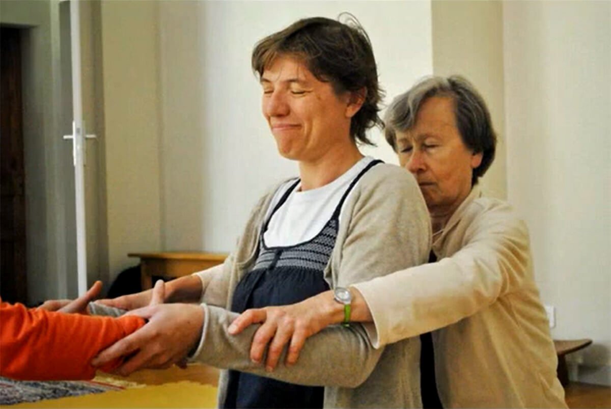 Photo de Béatrice qui pratique avec une autre participante